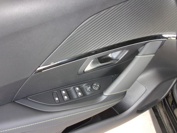PEUGEOT 208 208 hybrid noire-018.jpg